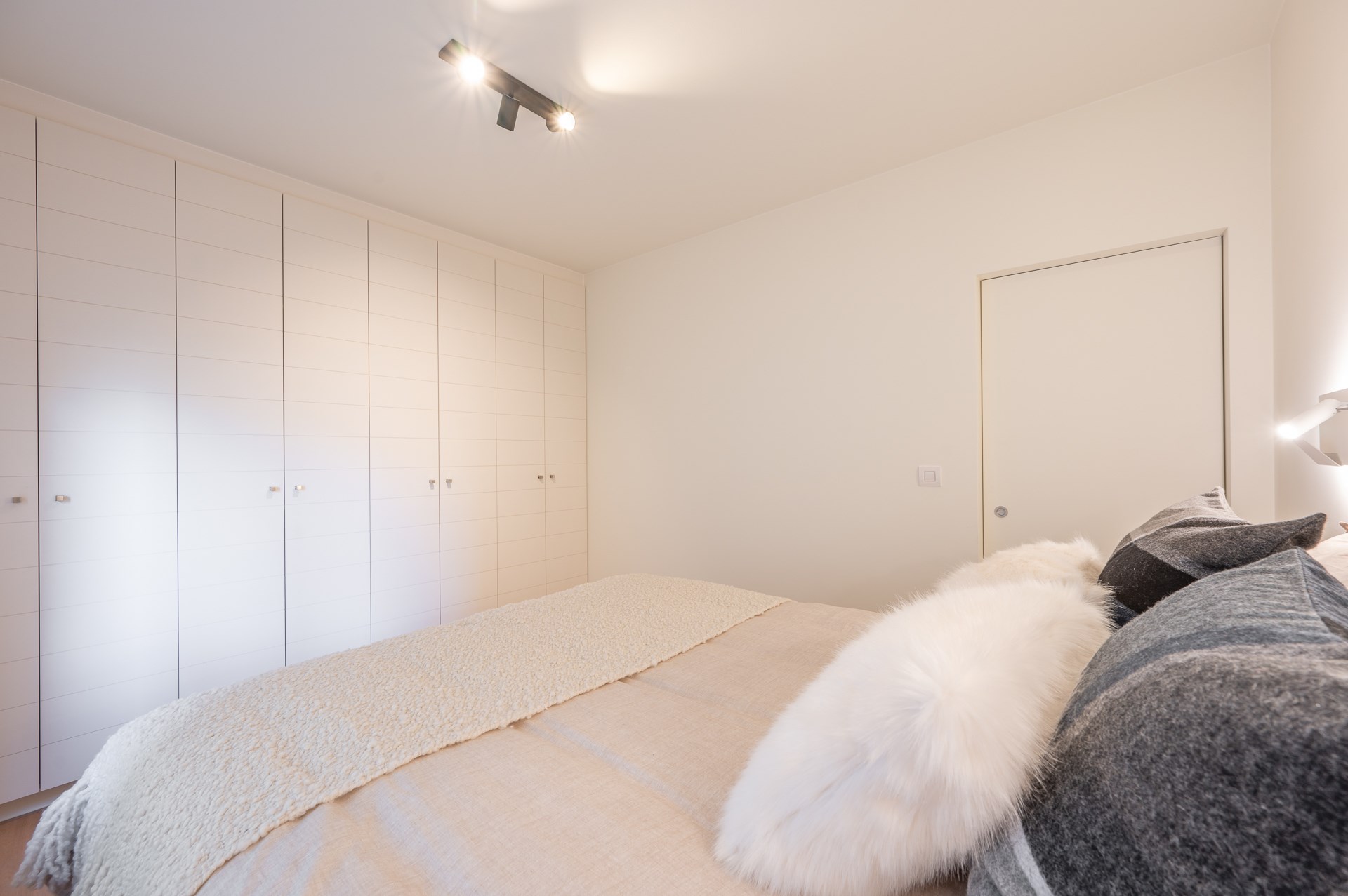 Bel appartement r&#233;nov&#233; avec 2 chambres dans un emplacement de premier choix sur la Kustlaan, pr&#232;s de la place Van &#224; Knokke. 