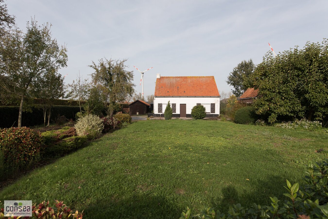 TE KOOP: SUBLIEM GELEGEN HOEVE OP EEN BUITENGEWONE OPPERVLAKTE. 