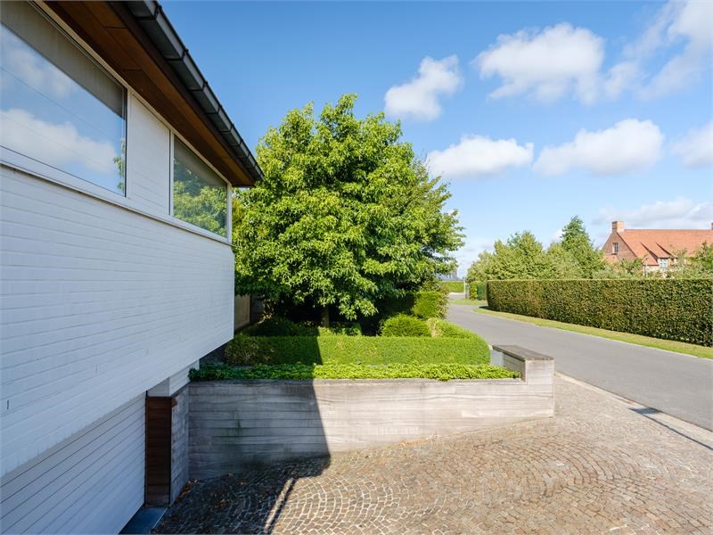 Tijdsloze villa in &#233;&#233;n van de mooiste villawijken van Roeselare 