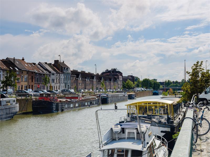 Lichtrijke en recent gerenoveerde woning op toplocatie aan het water 