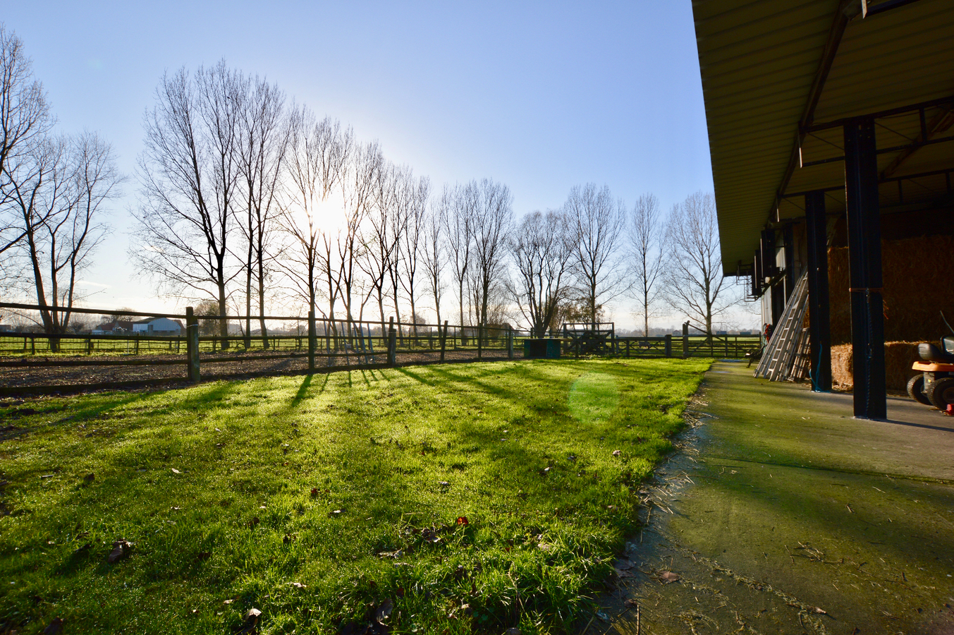 Idyllische hoeve op ca. 2,4ha met paardenstallen te Eernegem 