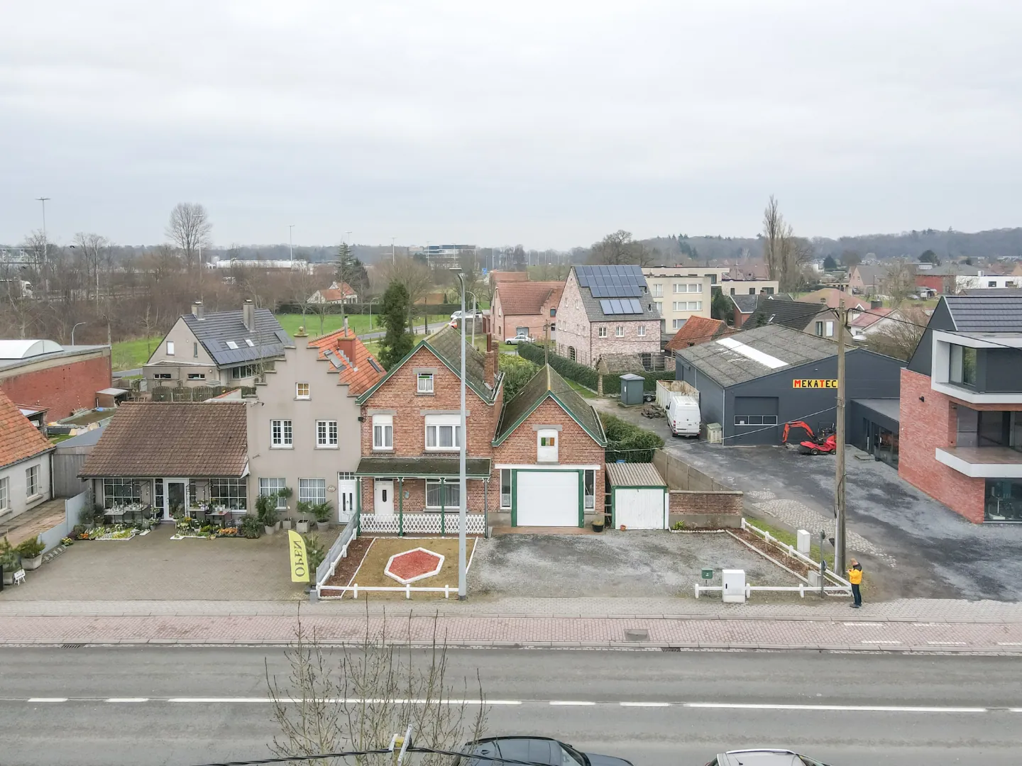 Te renoveren woning met garage nabij het centrum van Oostkamp op 678 m²!