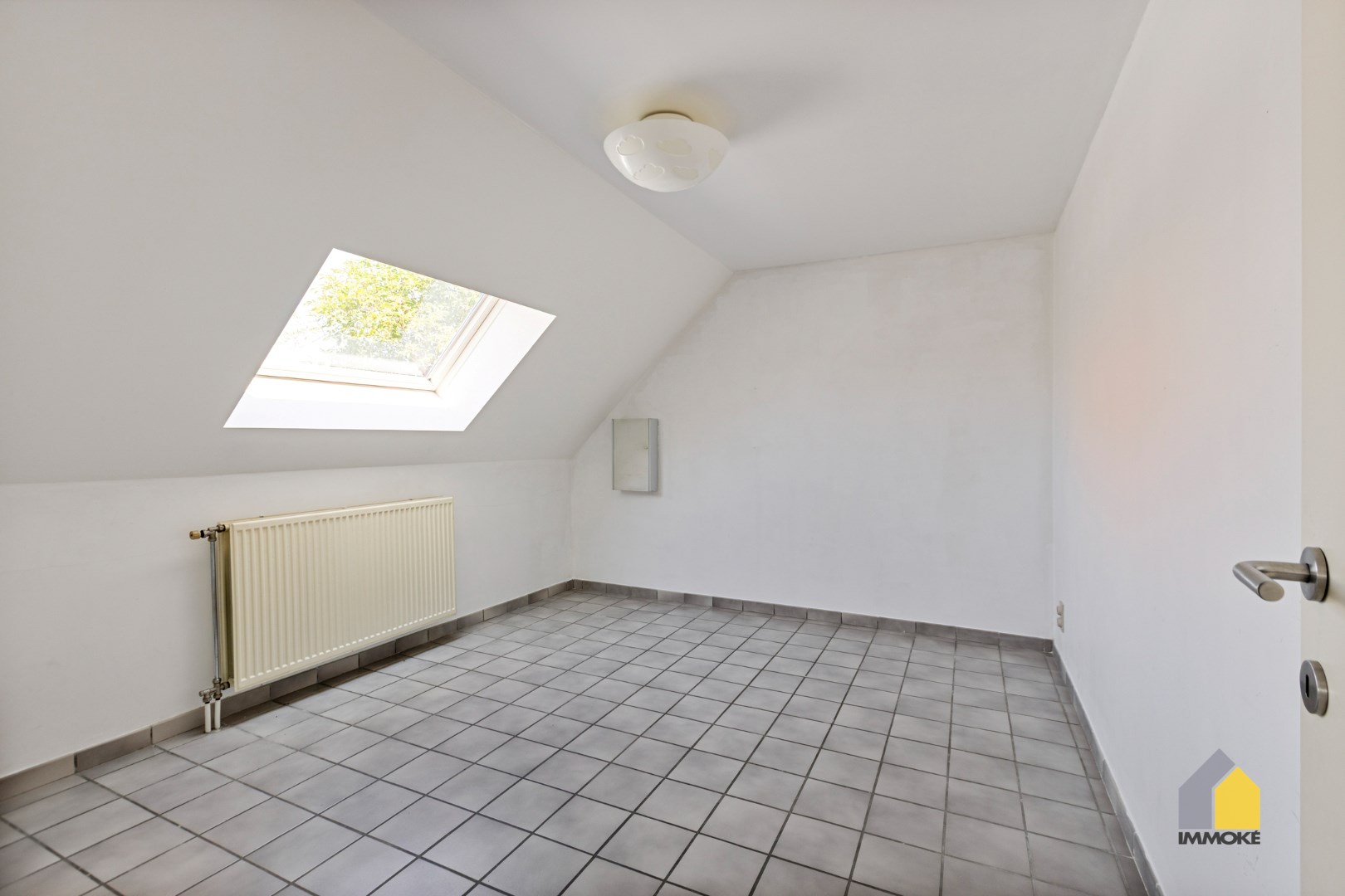 Halfvrijstaande woning met 3 slpks en grote polyvalente ruimte op perceel van 5 a 25 ca. 