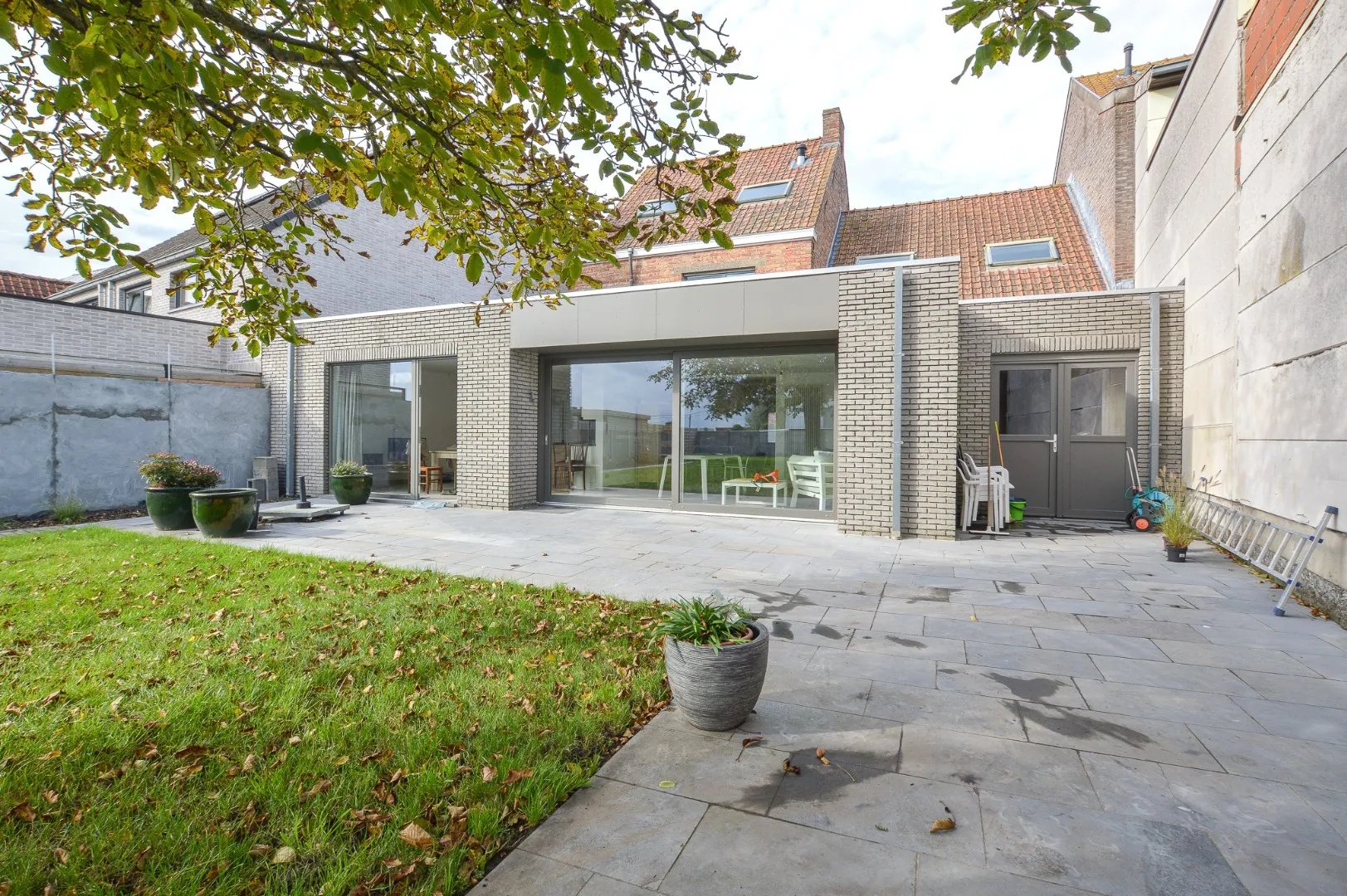 Prachtig gerenoveerde woning met grote garage en tuin te Westkerke