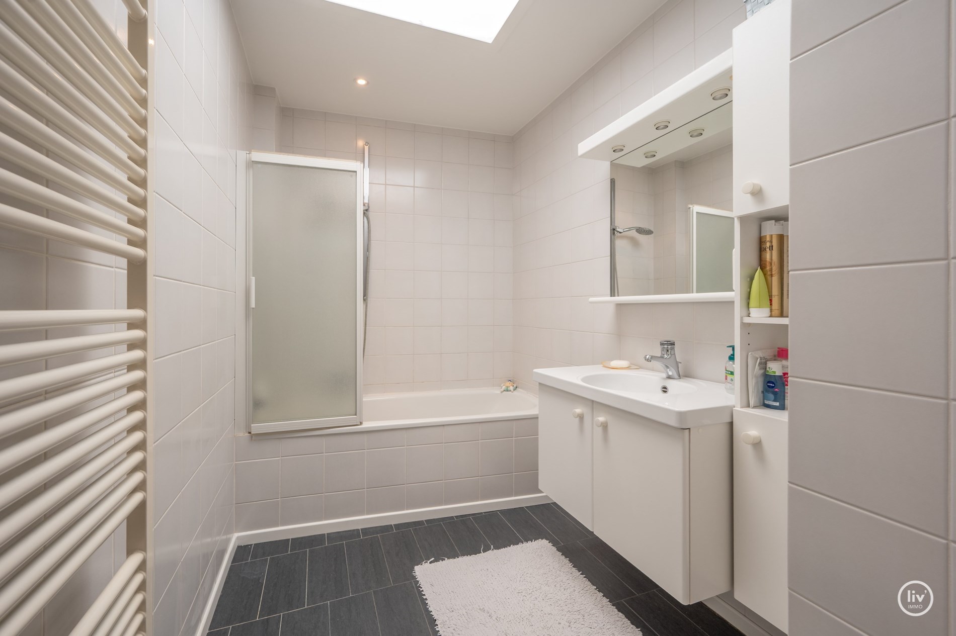 “Unieke Penthouse (1992) te koop op een toplocatie in Knokke –3 -kamerappartement met uitzonderlijke zonneterrassen van meer dan +/- 200m2 . 