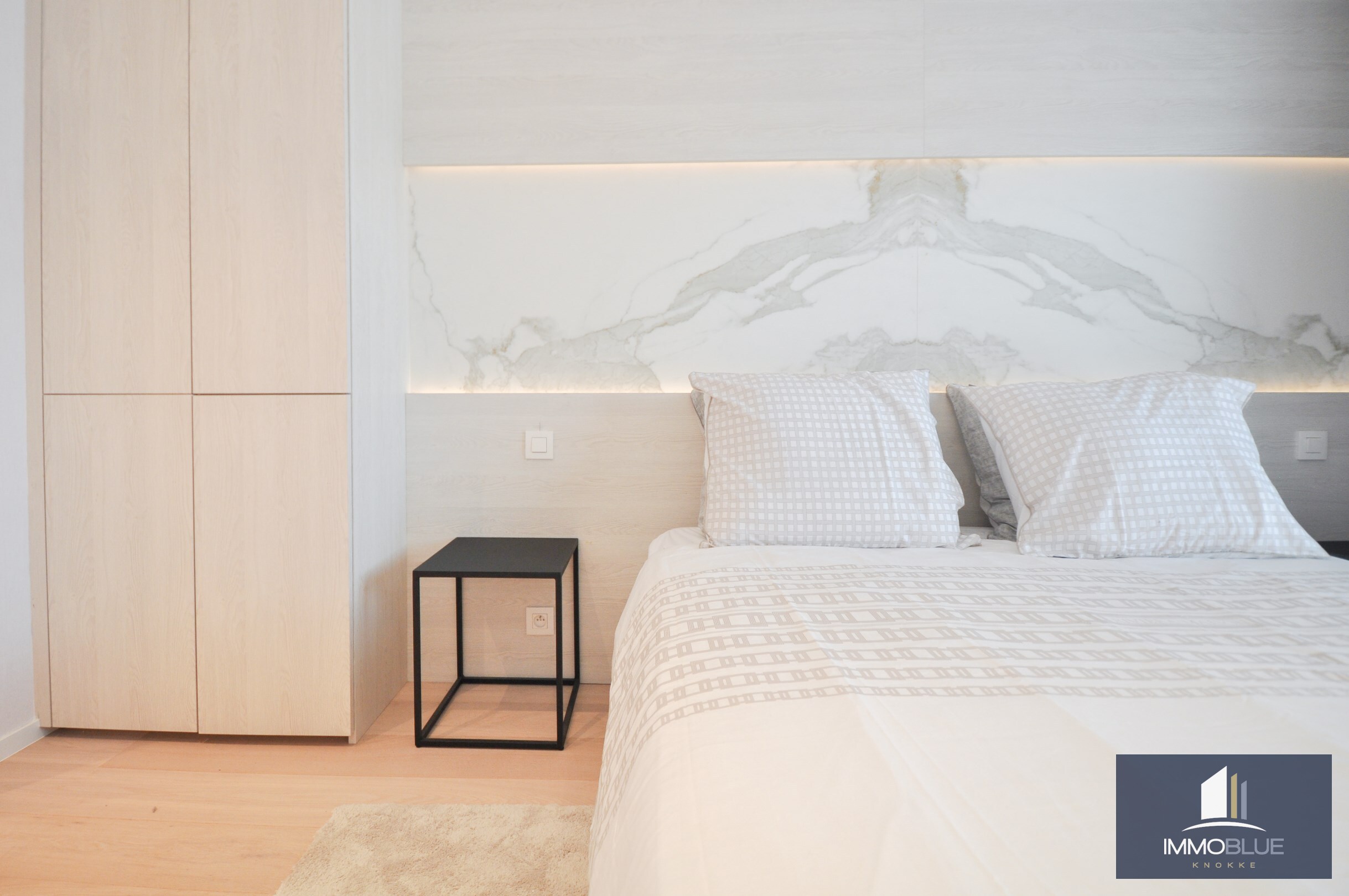 Volledig gerenoveerd appartement gelegen in het commercieel centrum. 
