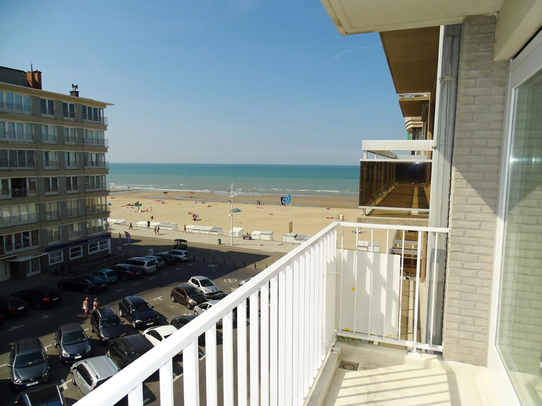 Instapklaar appartement met uniek zijdelings zeezicht gelegen te Koksijde-Bad. 