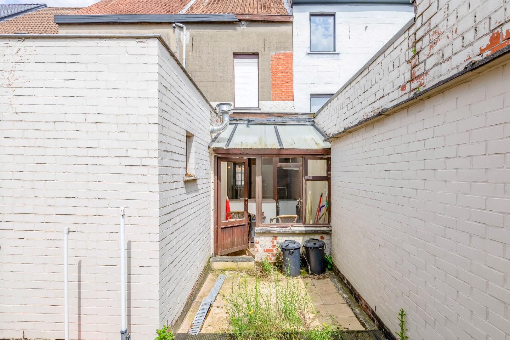 Te renoveren woning met stadstuin centraal gelegen in Sint-Amandsberg 