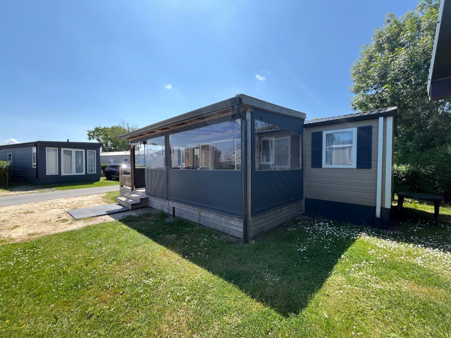 Zeer net, vrijwel nieuw vakantie-chalet (nr. JD12) aan de rand het Vakantiepark In de Bongerd te Oostkapelle, op loopafstand van het gezellige centrum van het dorp en natuurgebied de Manteling met aan 