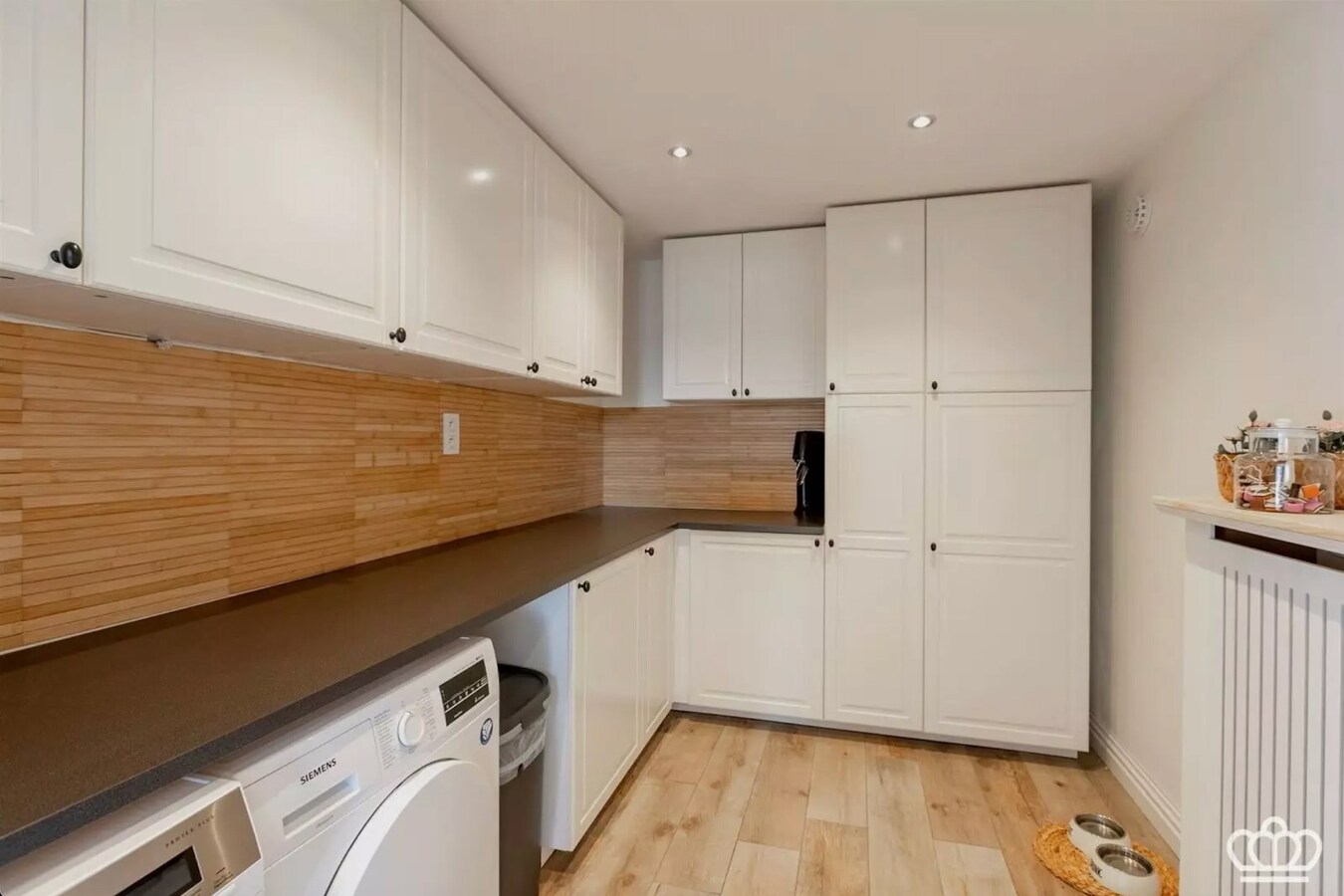 Magnifiquement situ&#233;e, charmante maison avec des installations pour chevaux sur environ 1,8 ha &#224; Essen. 