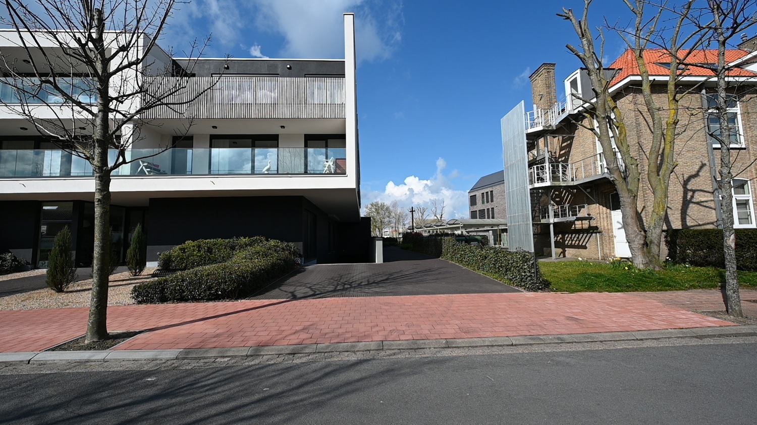 Zeer ruime garagebox met elektrische garagepoort. 