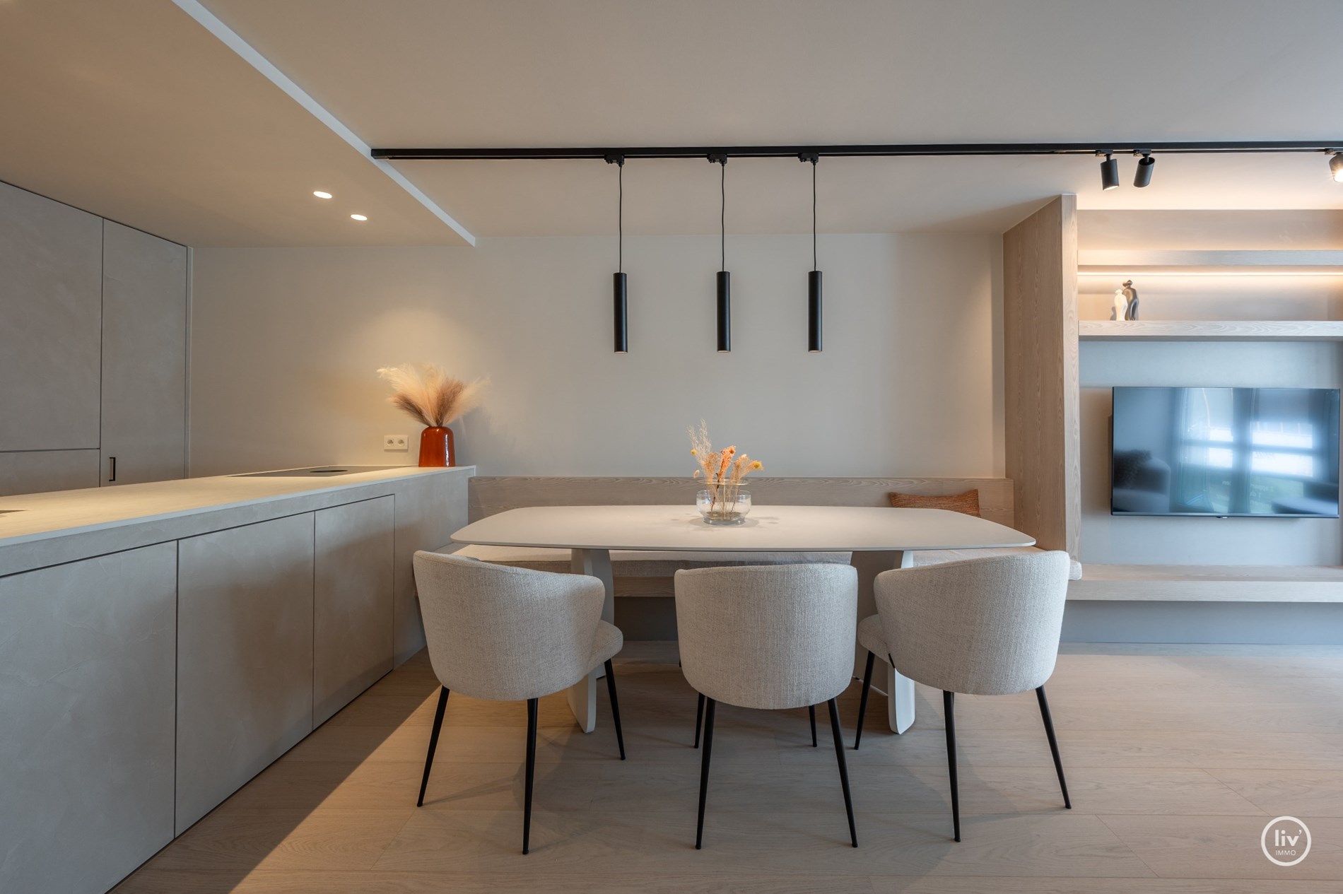 Smaakvol gerenoveerd 3-slaapkamer appartement gelegen op de Kustlaan, vlakbij het Lichttorenplein en het Driehoeksplein te Knokke. 