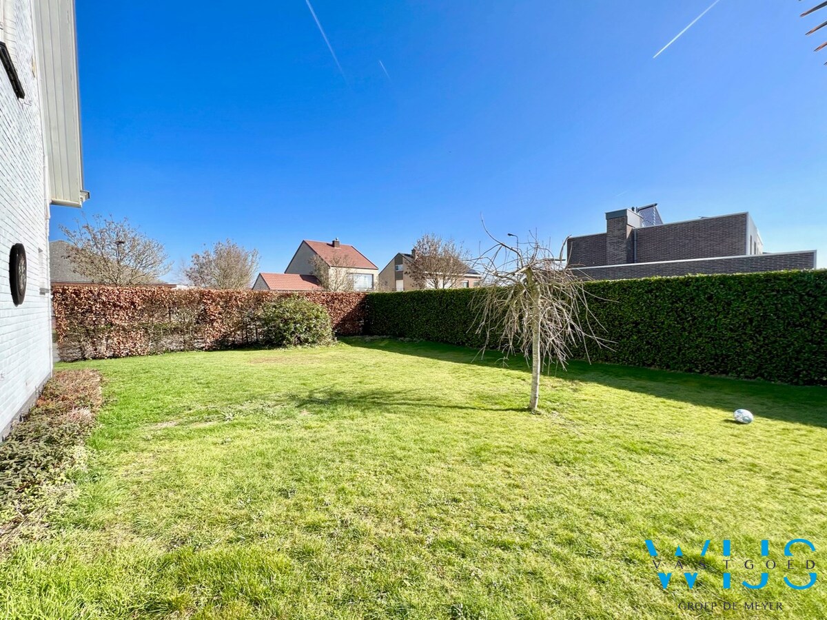 Statig woonhuis op 1104 m&#178; in het centrum van Sleidinge ! 