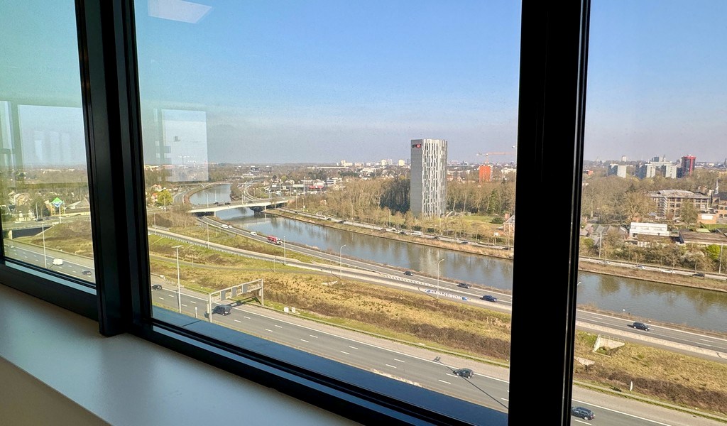 Nieuwbouw kantoren te huur langs E40 in Zwijnaarde