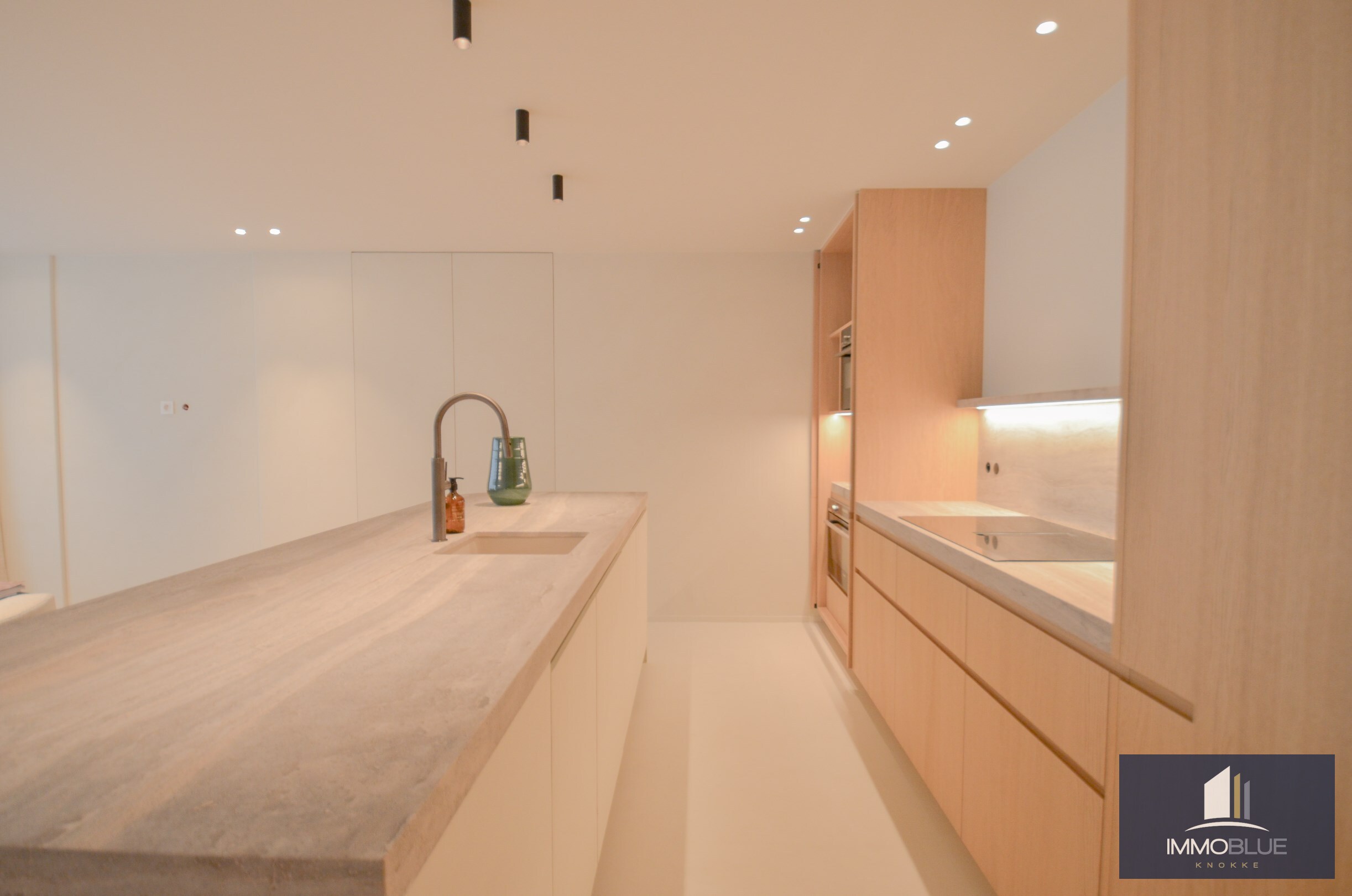 Volledig gerenoveerd appartement met een mooi zijdelings zeezicht gelegen nabij het Driehoeksplein. 