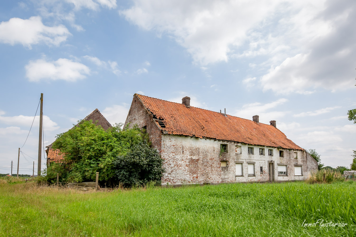 Historische gesloten vierkante hoeve op circa 2ha. 