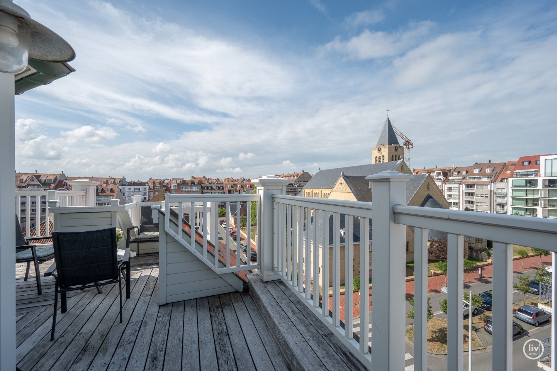 Duplex d&#39;angle de 160 m2 avec de magnifiques vues d&#233;gag&#233;es sur l&#39;avenue Dumortier &#224; Knokke. 