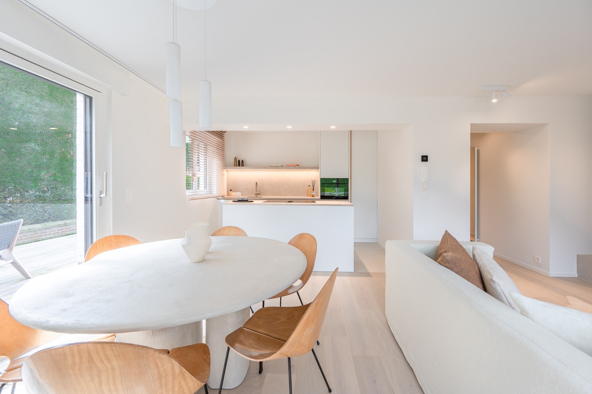 Stijlvol en luxueus gerenoveerd gelijkvloers appartement met twee slaapkamers gelegen op enkele minuten van het strand te Duinbergen. 