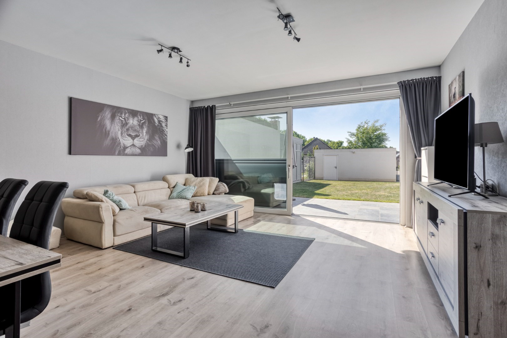 Energiezuinig gelijkvloers 2 slpk. appartement met 2 garages en staanplaats in Leopoldsburg 