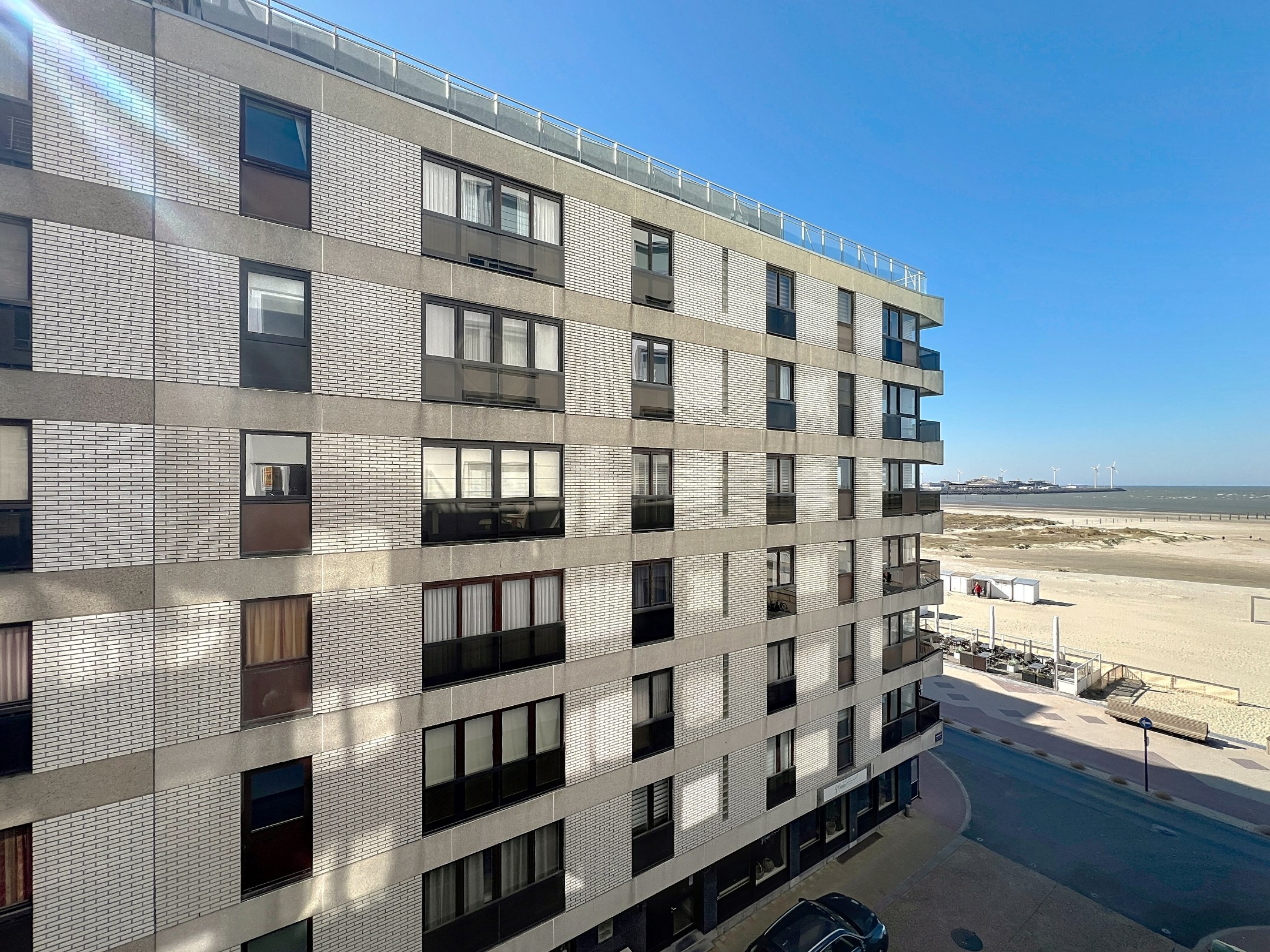 Instapklaar 2-slaapkamerappartement met zijdelings zeezicht in verzorgd gebouw. 
