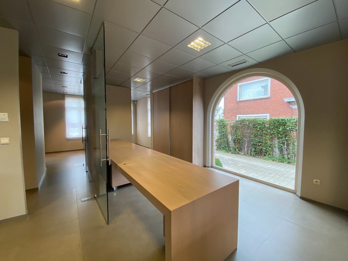 Stijlvol gelijkvloers handelspand van ca 150 m&#178; op zeer commerci&#235;le ligging! 