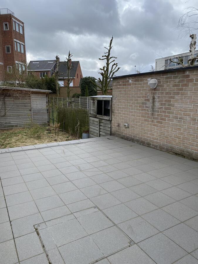 Gelijkvloers appartement met 2 slaapkamers, terras en tuin te Roeselare 