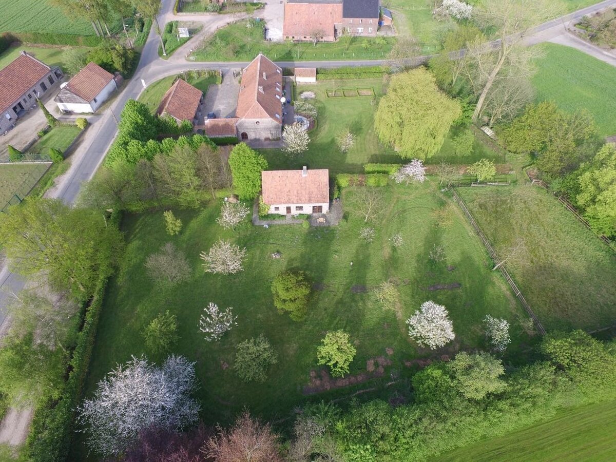 Rustig gelegen hoeve met conci&#235;rgewoning en stallen te Bree op ca. 8300m&#178; 