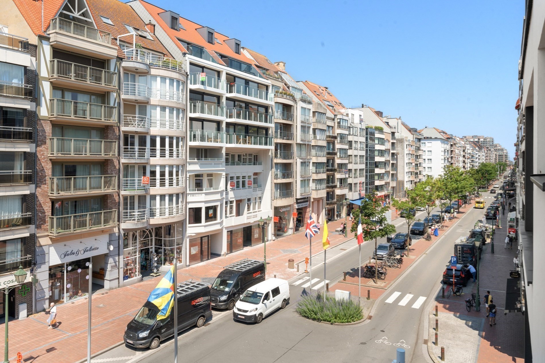 Bel appartement r&#233;nov&#233;, spacieux avec 2 chambres et une belle fa&#231;ade, situ&#233; au centre de l&#39;avenue Lippens &#224; Knokke. 