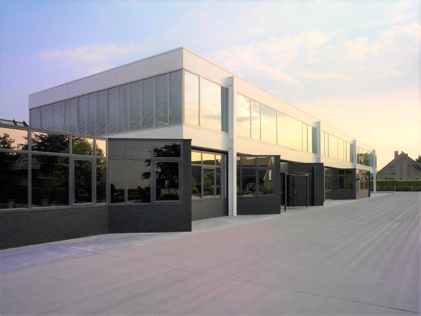 Instapklare kantoorruimte  (32 m&#178;) met parking en alle faciliteiten inclusief, Torhout. 