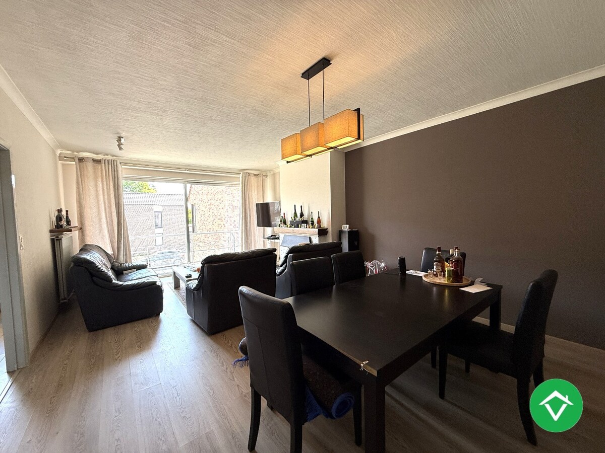 Centraal gelegen appartement met 2 slaapkamers en garage te Roeselare 