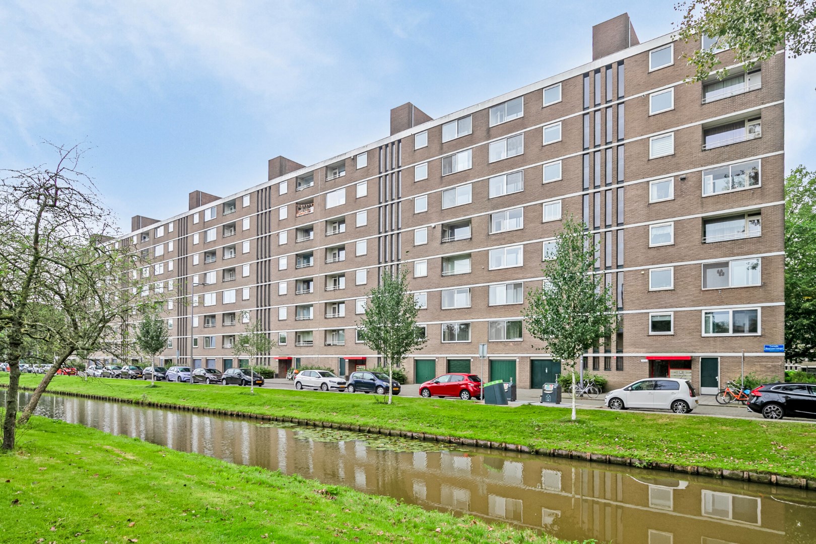 Kopers opgelet! In het Lage Land bieden wij dit ruime 4-kamer appartement gelegen op de 7e verdieping met 3 slaapkamers, 2 balkons, berging in de onderbouw en gelegen op eigen grond te koop aan! 