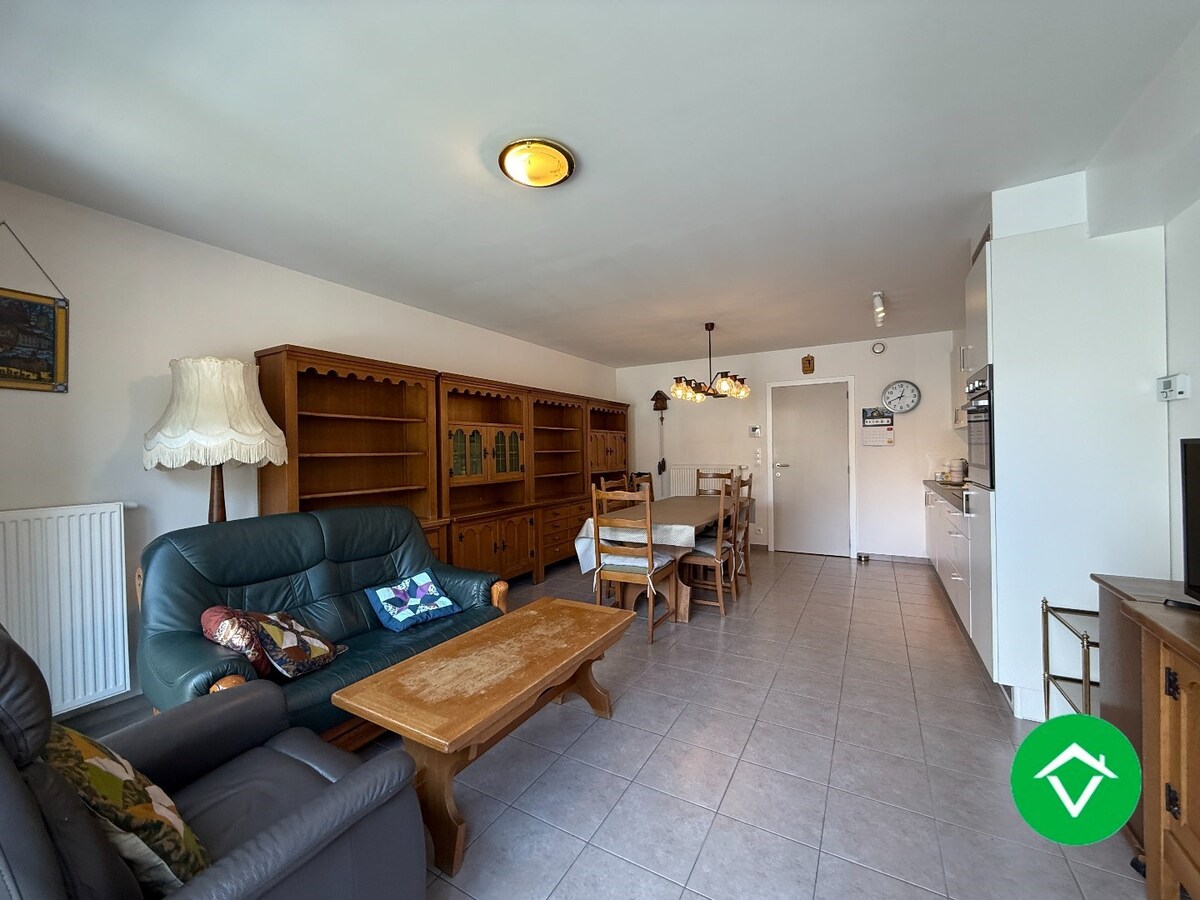 Gelijkvloers appartement op een centrale ligging met &#233;&#233;n slaapkamer, tuin en autostaanplaats te Roeselare 