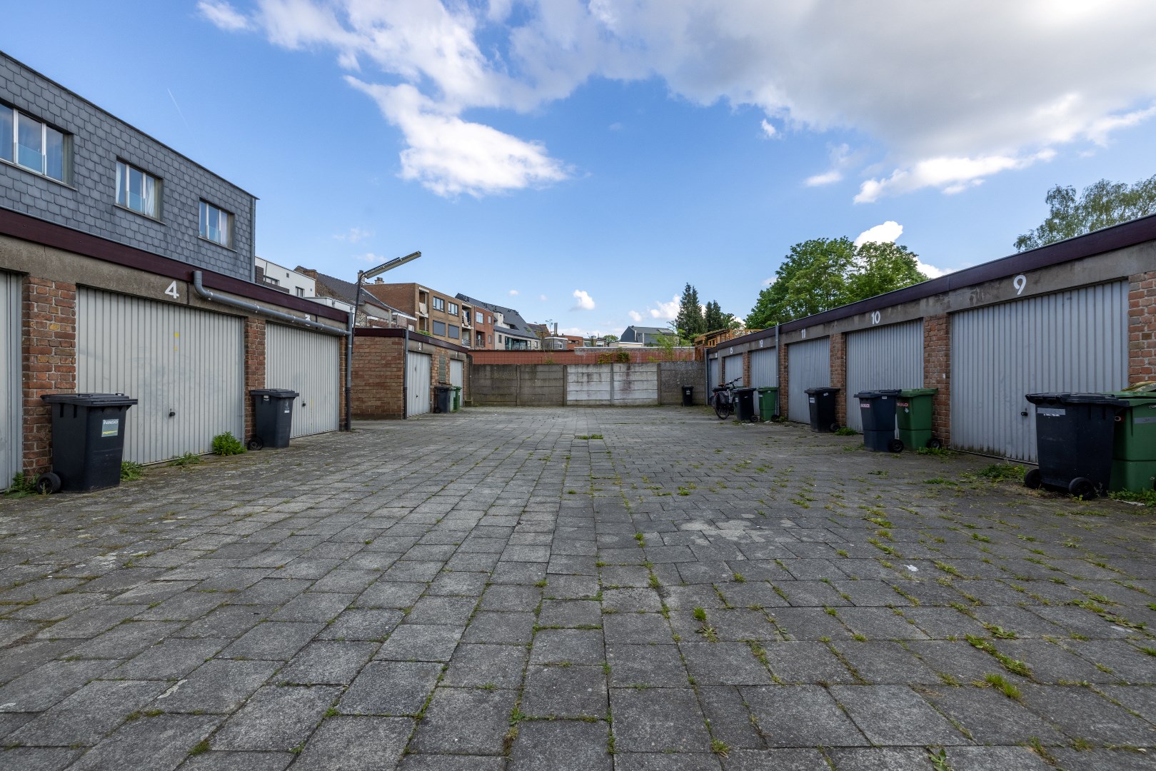 Opbrengsteigendom bestaande uit 6 appartementen en 7 garages in het populaire Gent/Sint-Amandsberg. 