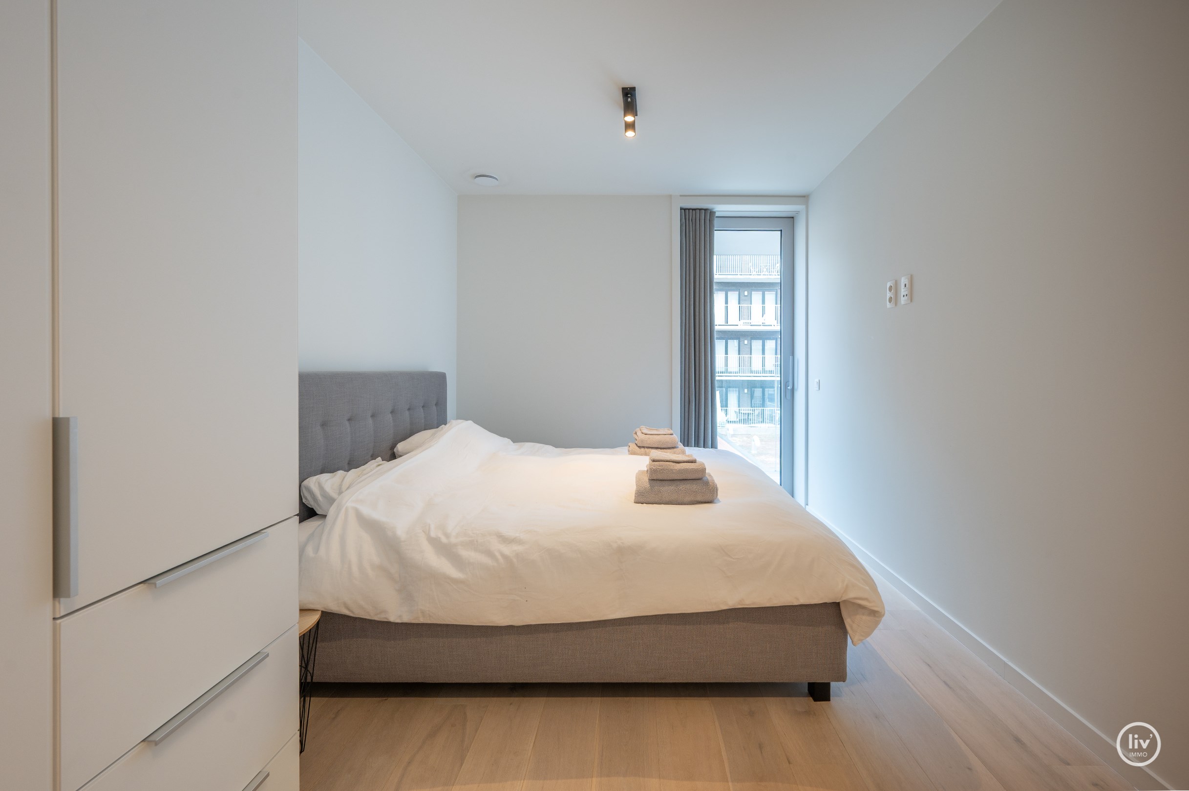 Luxueus afgewerkt appartement met 2 slaapkamers genietend van een open zicht gelegen in de Piers de Raveschootlaan. 