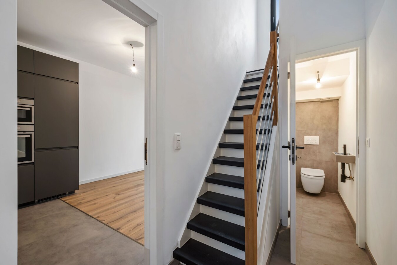 Luxueus gerenoveerde (2025) woning bijgebouw &amp; ruime tuin in Zwijndrecht 