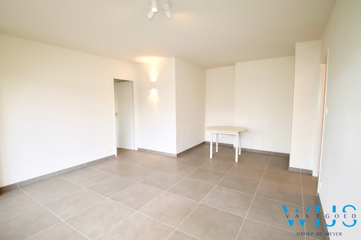 Gerenoveerd 2 slaapkamerappartement met garage te Evergem! 