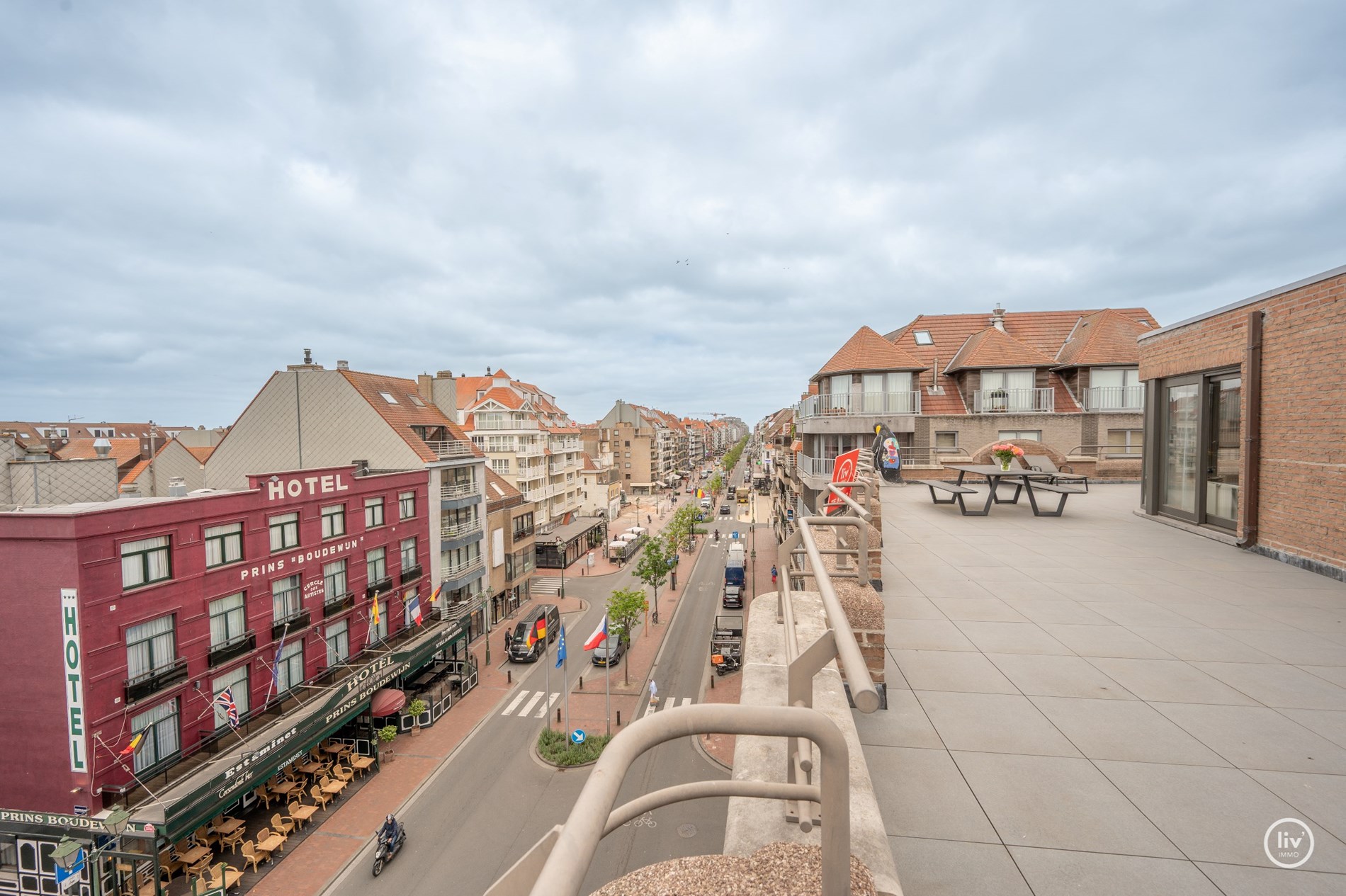 “Unieke Penthouse (1992) te koop op een toplocatie in Knokke –3 -kamerappartement met uitzonderlijke zonneterrassen van meer dan +/- 200m2 . 