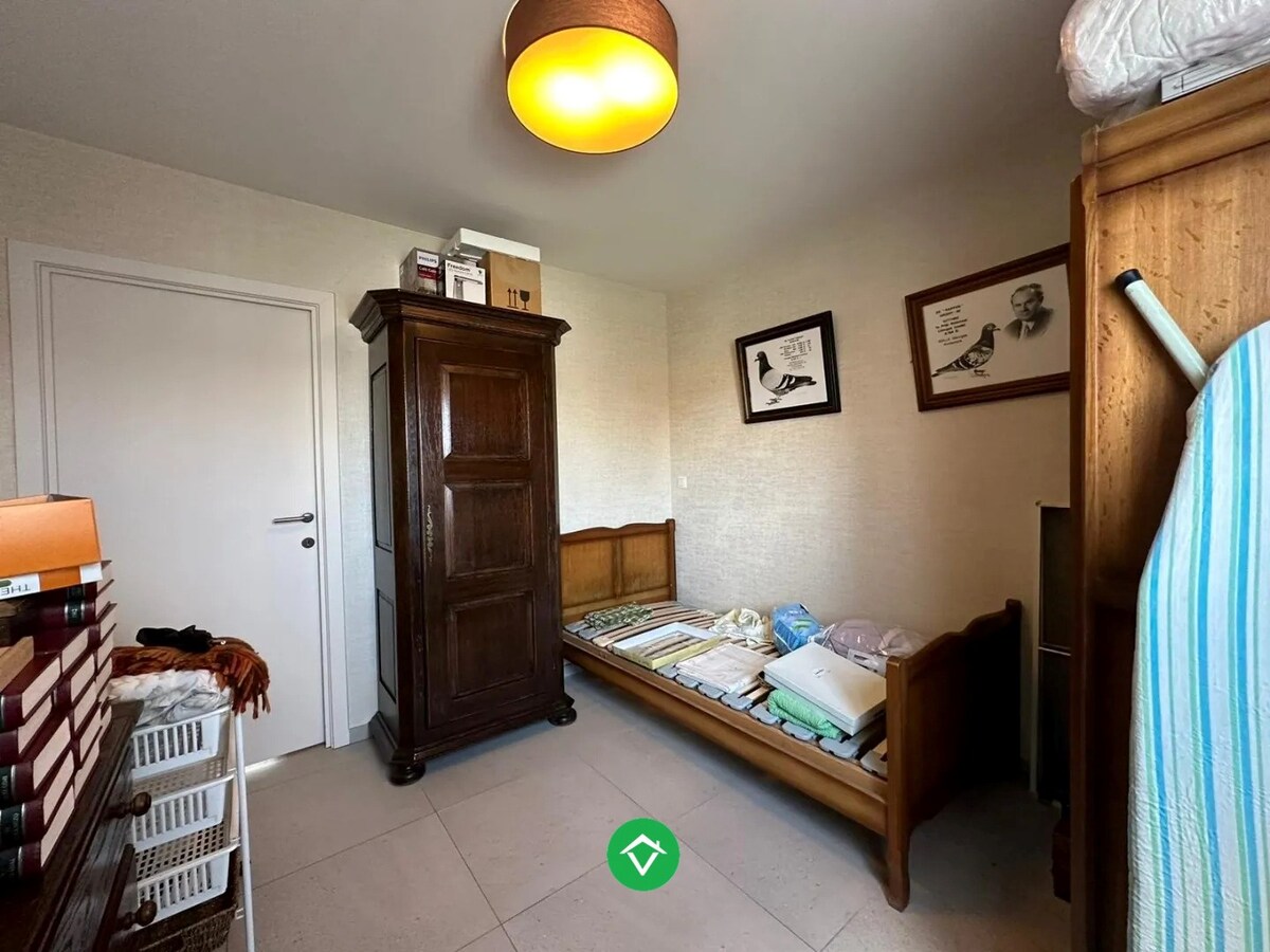 Charmant 2-slaapkamerappartement met garage en extra berging aan markt Kortemark 