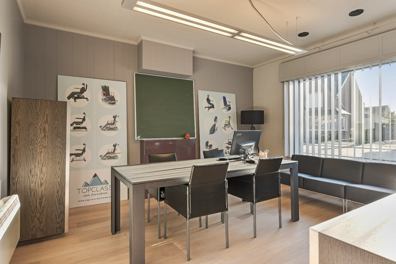 Magazijn met kantoorruimte, autostaanplaatsen en gerenoveerd appartement te Bonheiden 