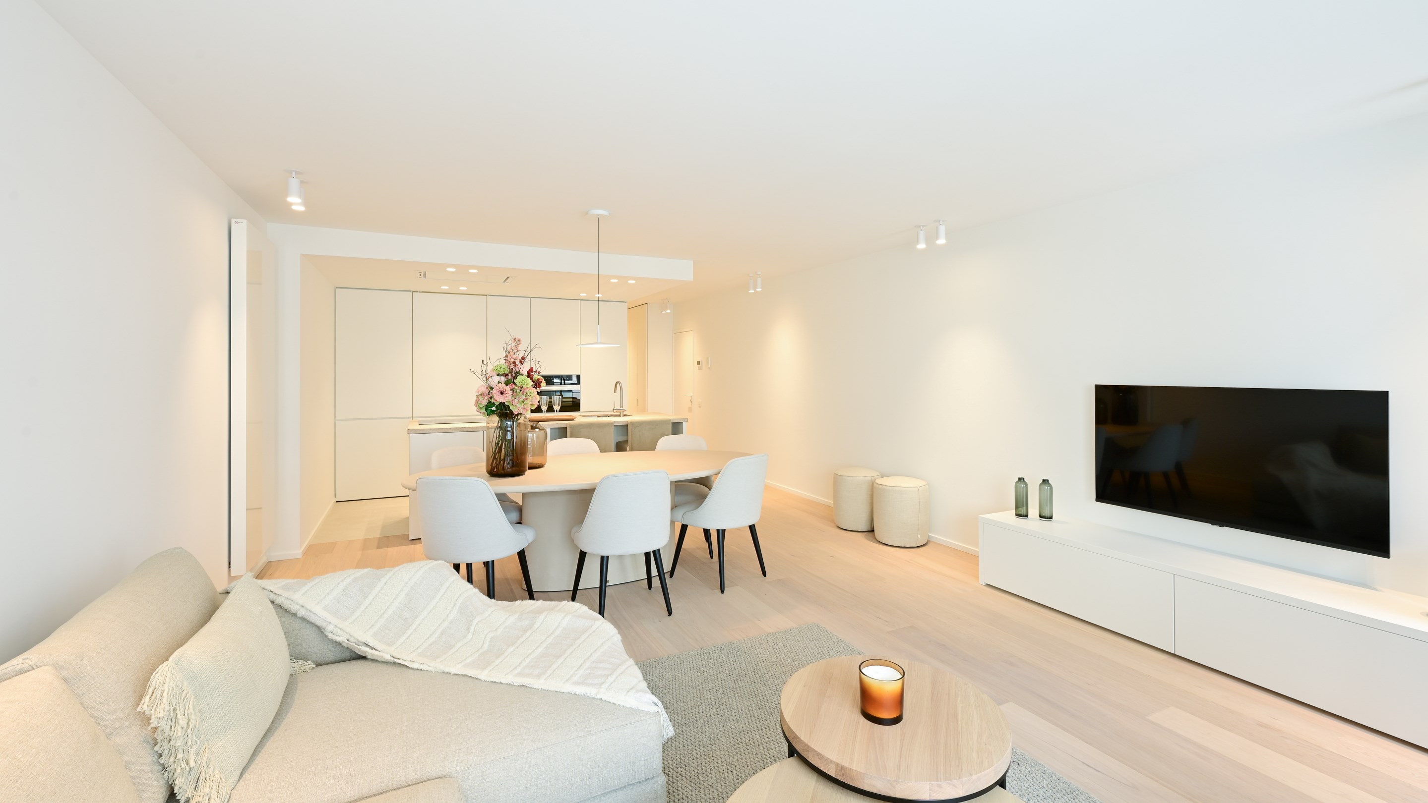 Mooi gerenoveerd 3 slaapkamer-appartement met zijdelings zeezicht vlakbij het Rubensplein te Knokke. 