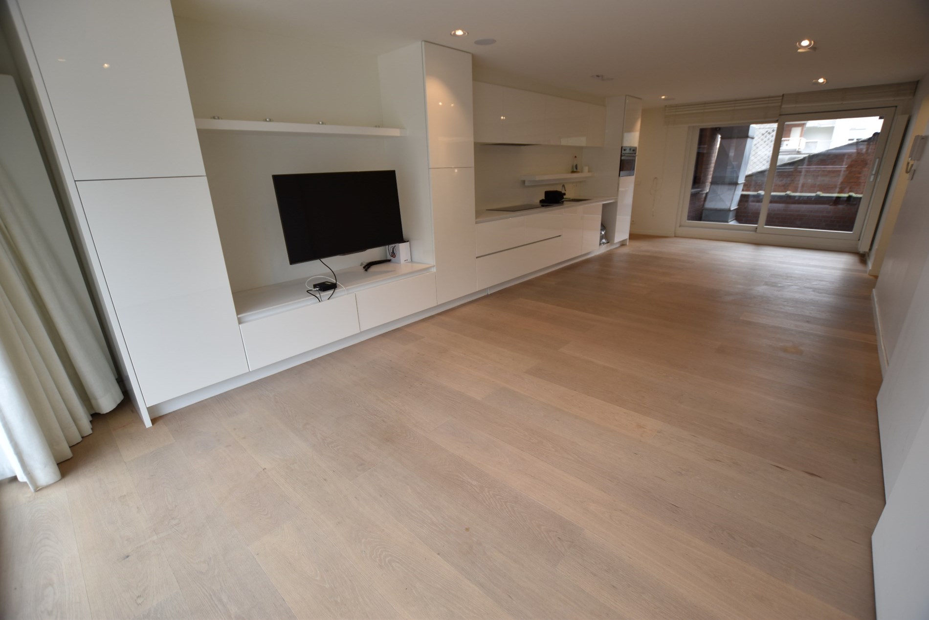 Non meubl&#233; - Appartement unique avec vue lat&#233;rale sur la mer, situ&#233; au centre de la place de la Tour de Lumi&#232;re. 