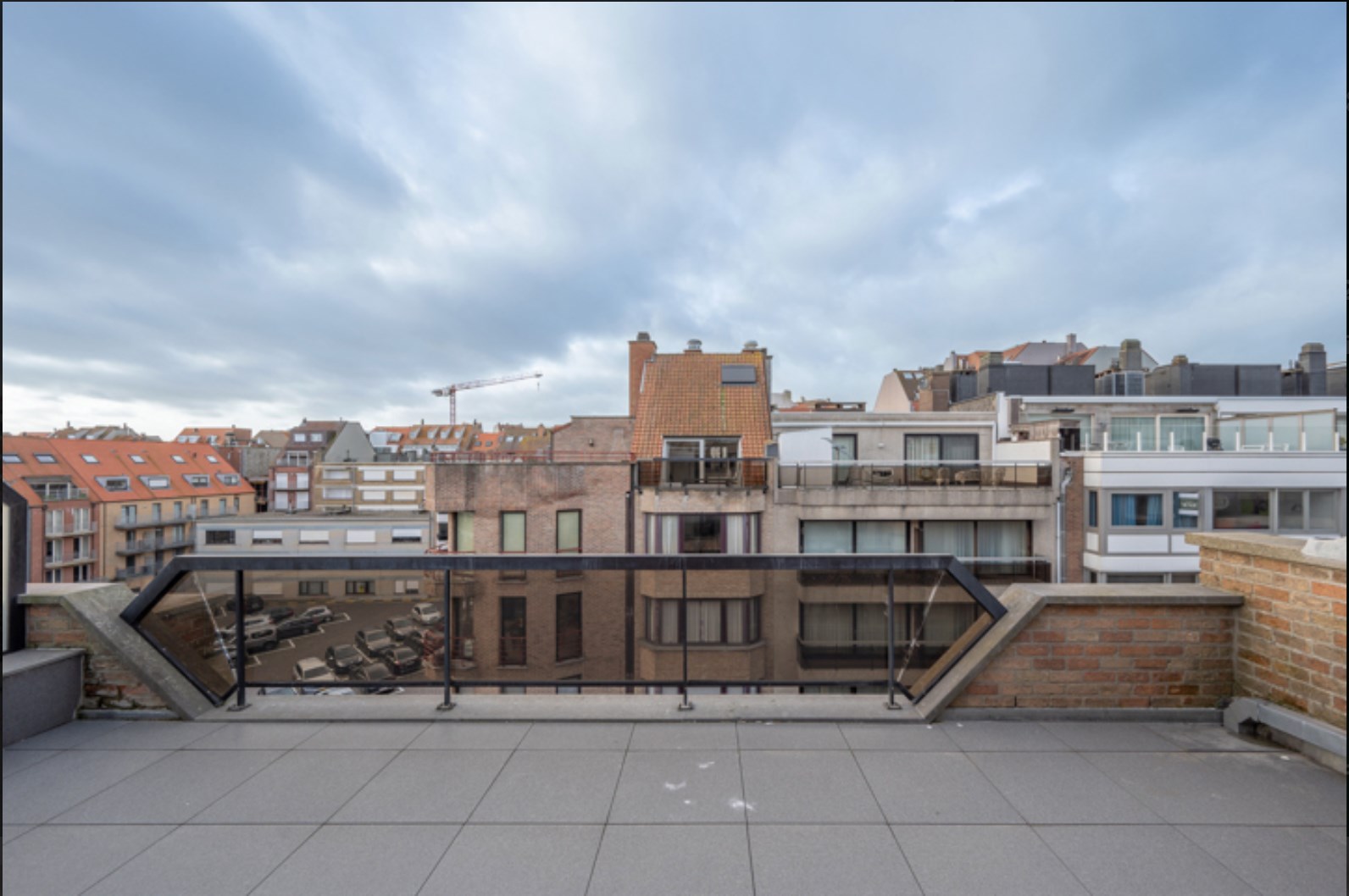 Integraal gerenoveerd dak-appartement met zonne-terrassen op 20 meter wandelafstand van de zeedijk-Albertstrand. 
