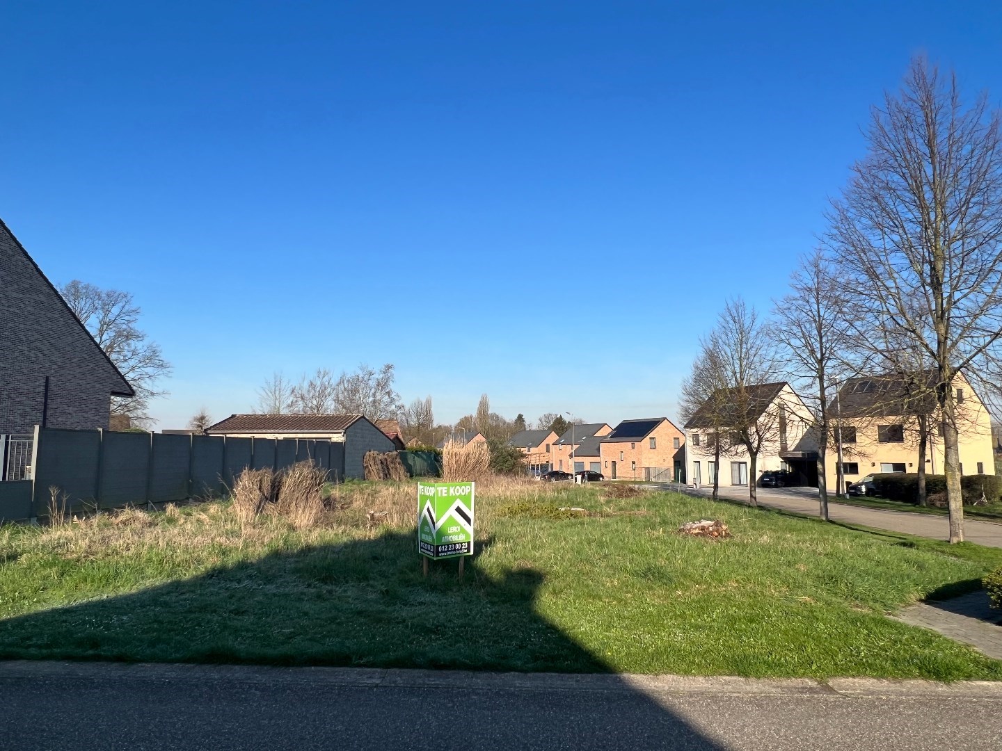 RUIM PERCEEL BOUWGROND OP RUSTIGE LIGGING IN STADSRAND 