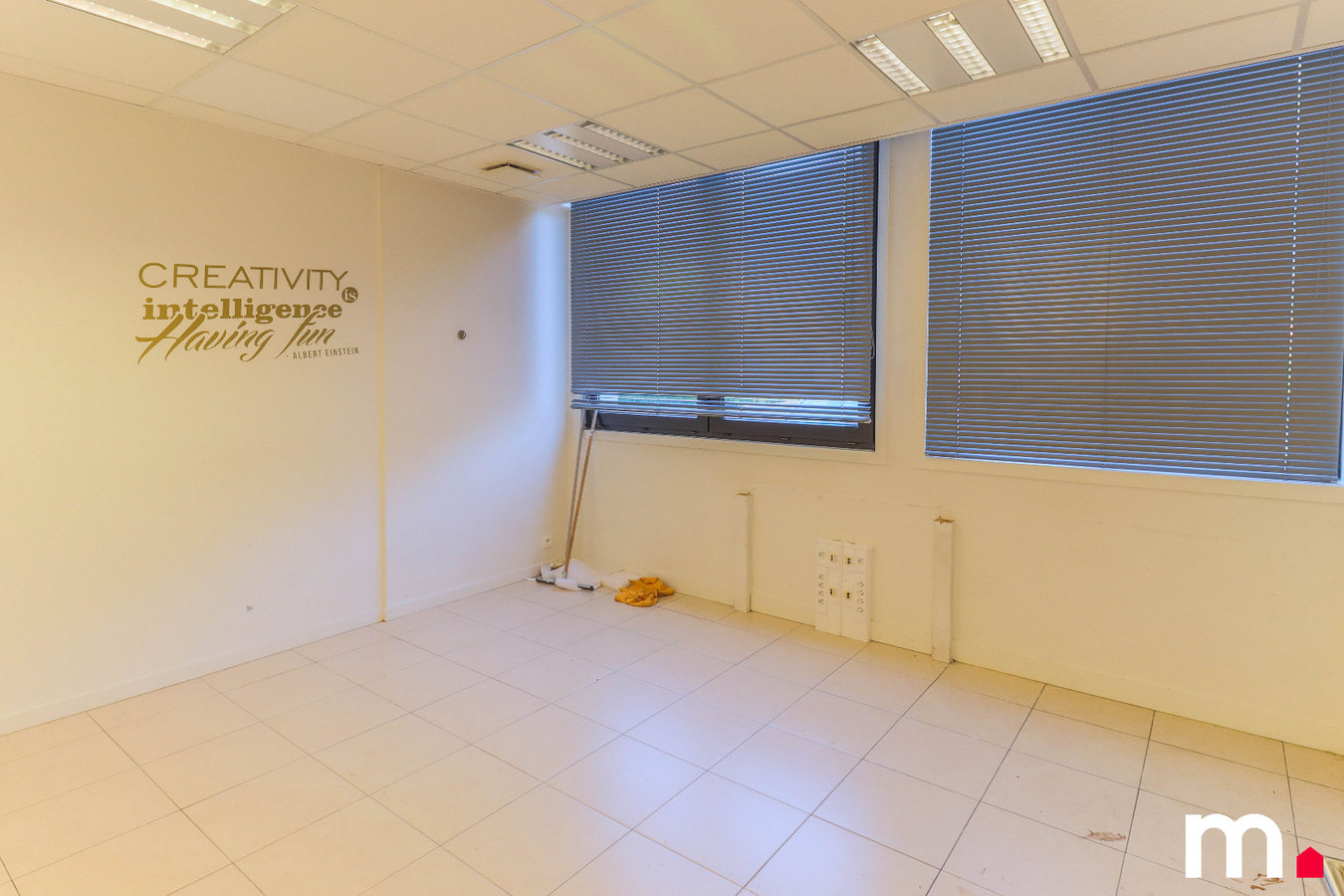 Vernieuwde kantoorruimte van 300m&#178; te koop in centrum van Heule 