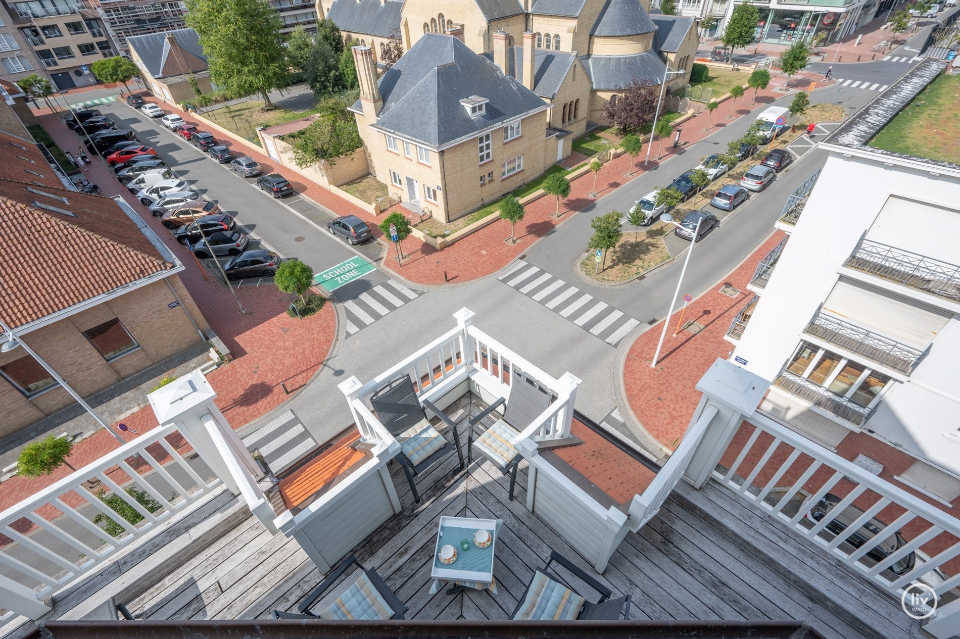 Duplex d&#39;angle de 160 m2 avec de magnifiques vues d&#233;gag&#233;es sur l&#39;avenue Dumortier &#224; Knokke. 