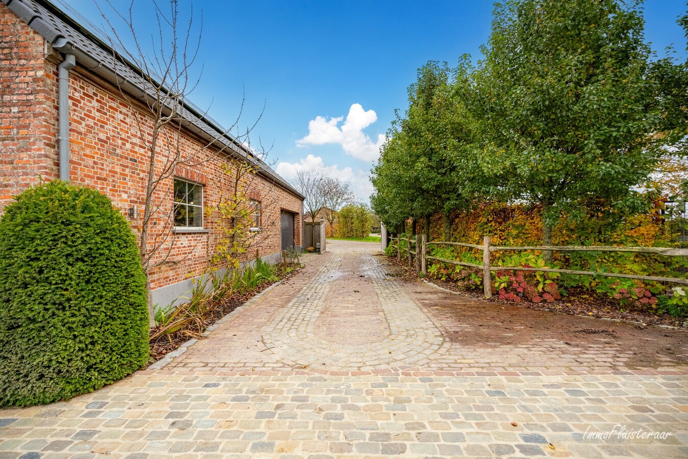 Prachtig gerenoveerde villa met grote garage en stalgebouw op 8.875 m2 te Retie 