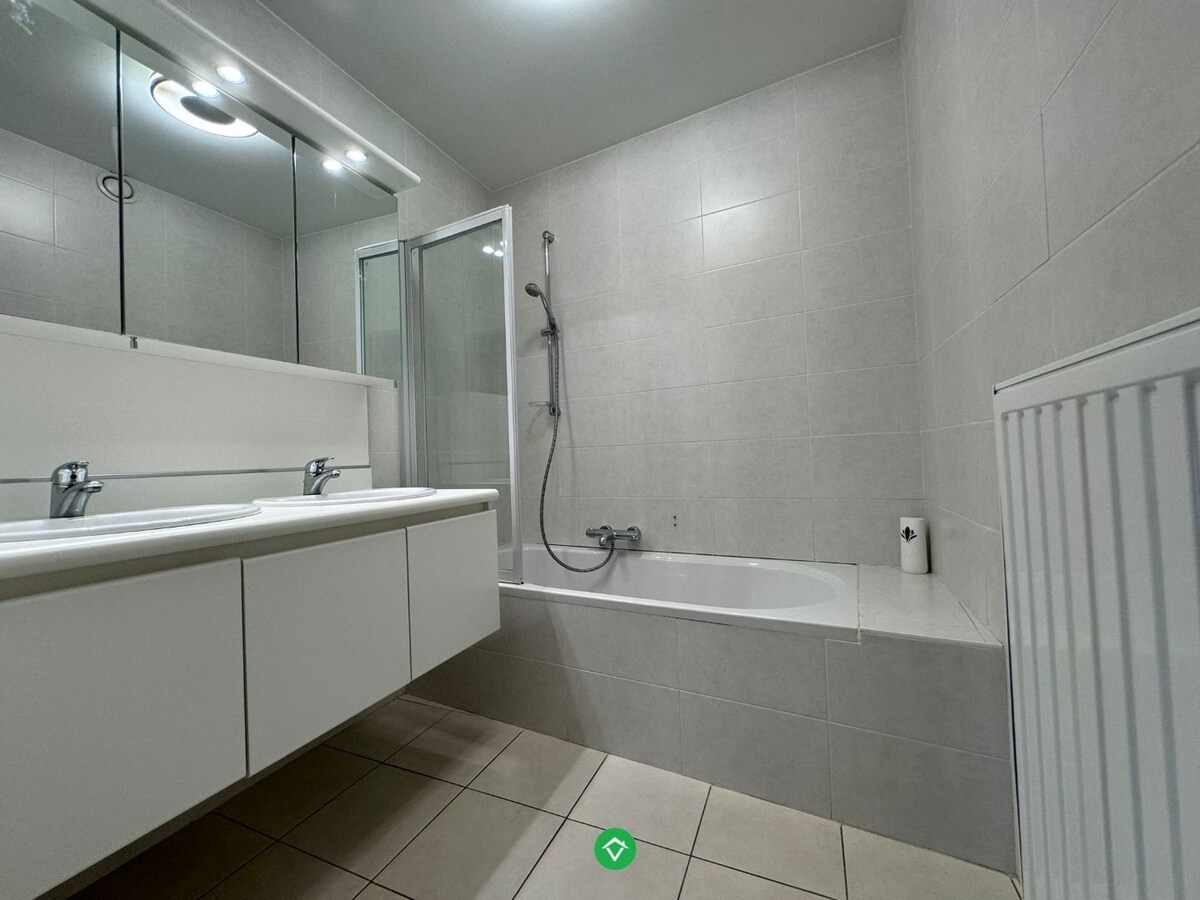 Appartement met 2 slaapkamers, terras en garage te centrum Roeselare 