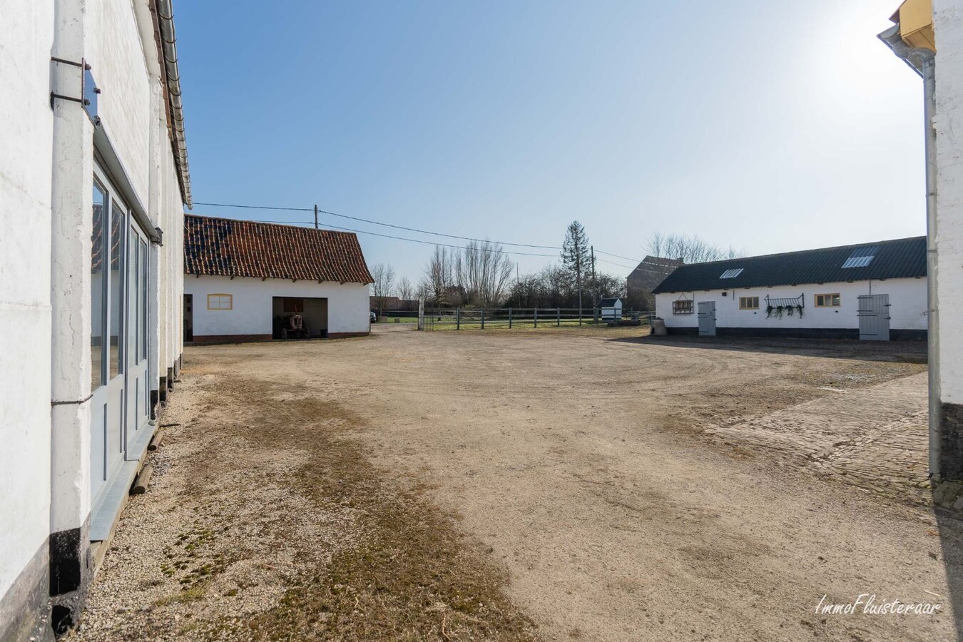 Idyllische en multifunctionele eigendom met stalling, bijgebouwen en renbaan op ca. 7ha 