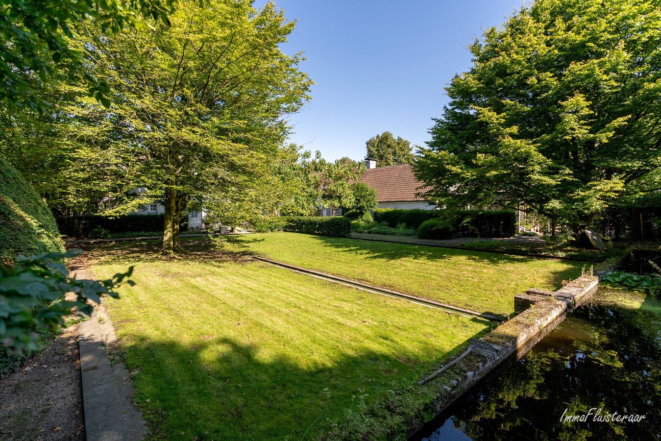 Magnifique villa avec d&#233;pendances et serres sur environ 5 hectares &#224; Itegem 