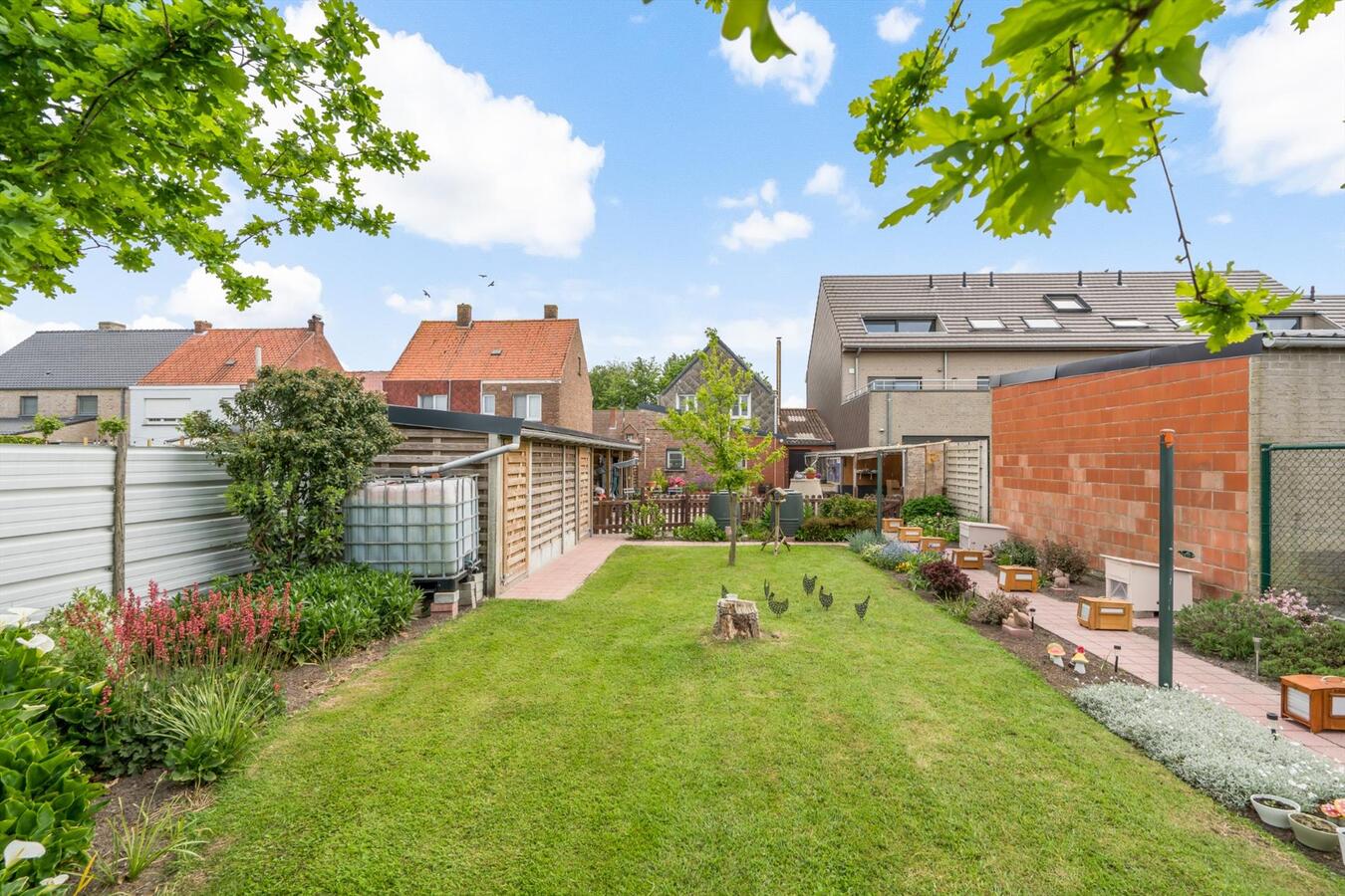 Instapkare woning met diepe tuin en garage te Koekelare 